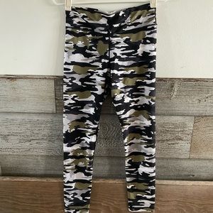 The Upside Pearl Camo Midi Leggings Size 8 (I1)